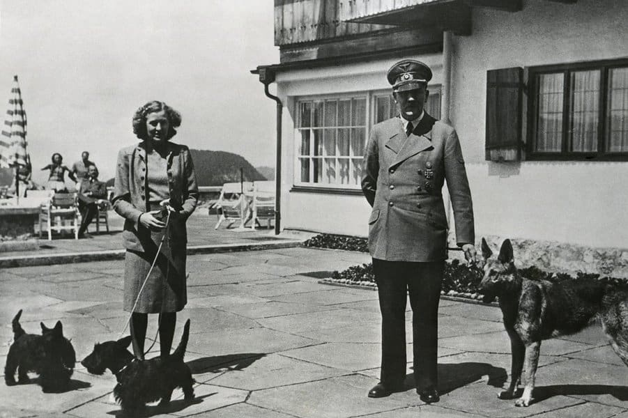 希特勒和艾娃·布劳恩在贝希特斯加登带着他们的狗