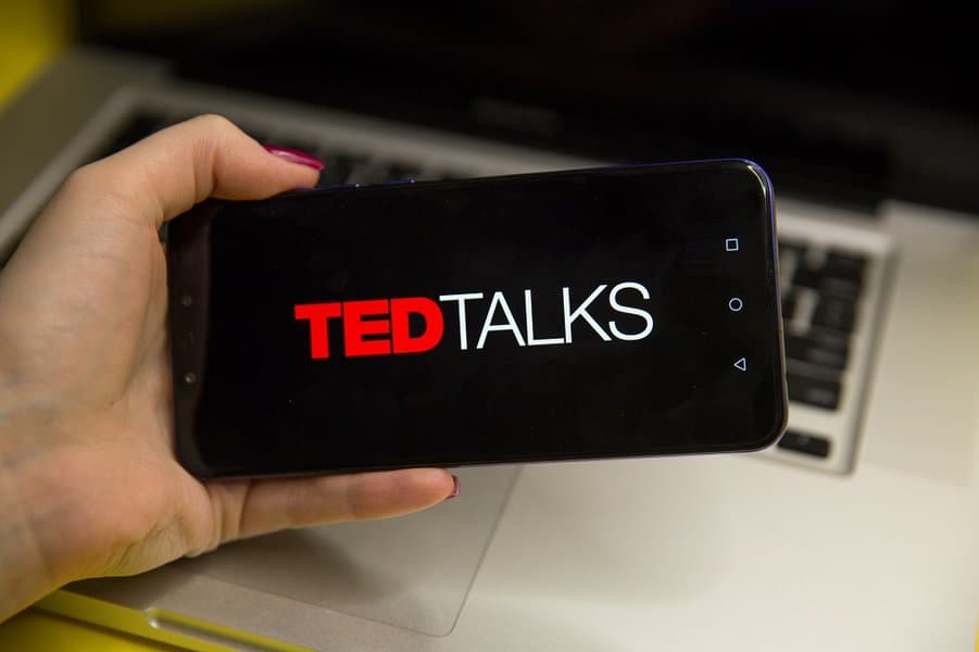 手机上的TED演讲标志