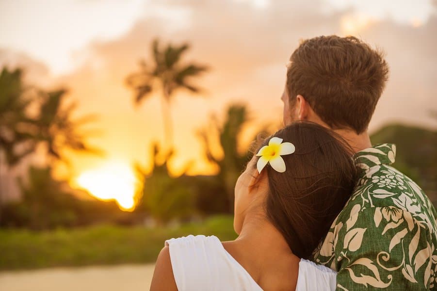 女子把头靠在情人的肩膀上度蜜月旅行在夏威夷的夏季目的地