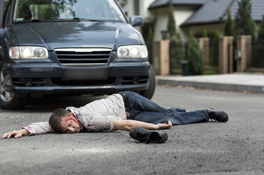 被车撞的男人躺在街上