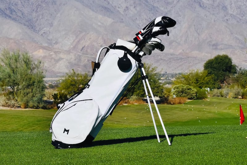 提高你的游戏:太阳能高尔夫球包播放音乐和充电手机
