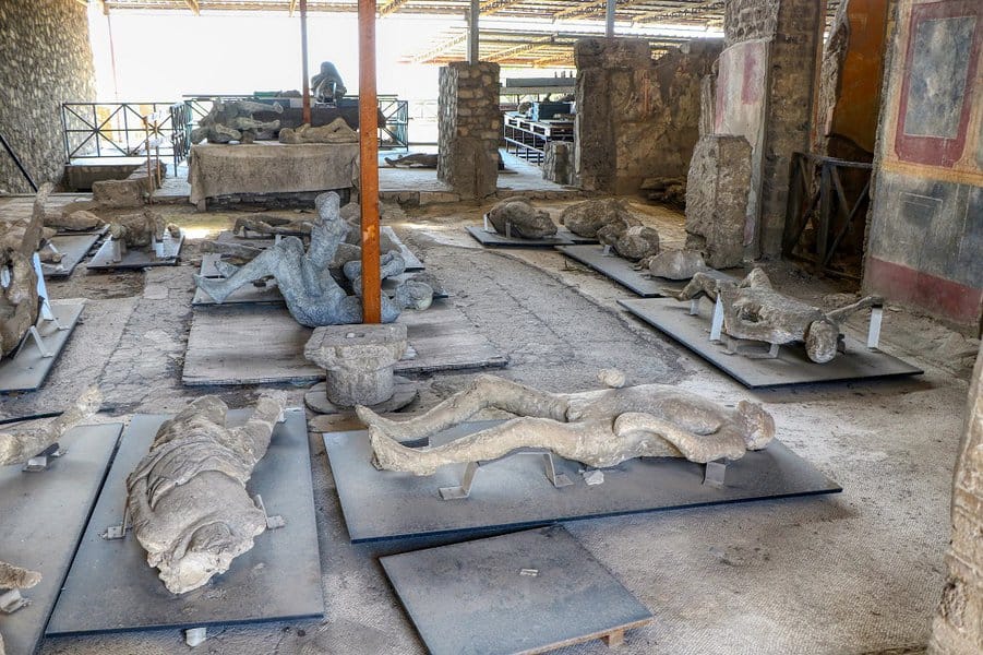 维苏威火山爆发时埋在火山灰中的尸体石膏模型
