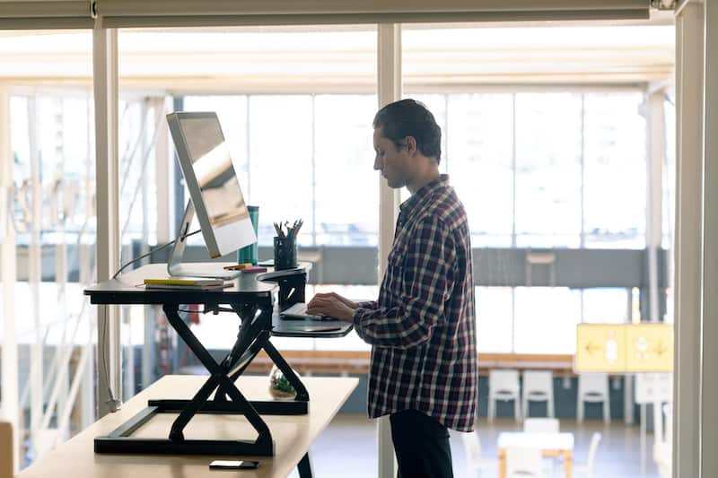 8个最好的站立式办公桌转换器为您的家庭办公室