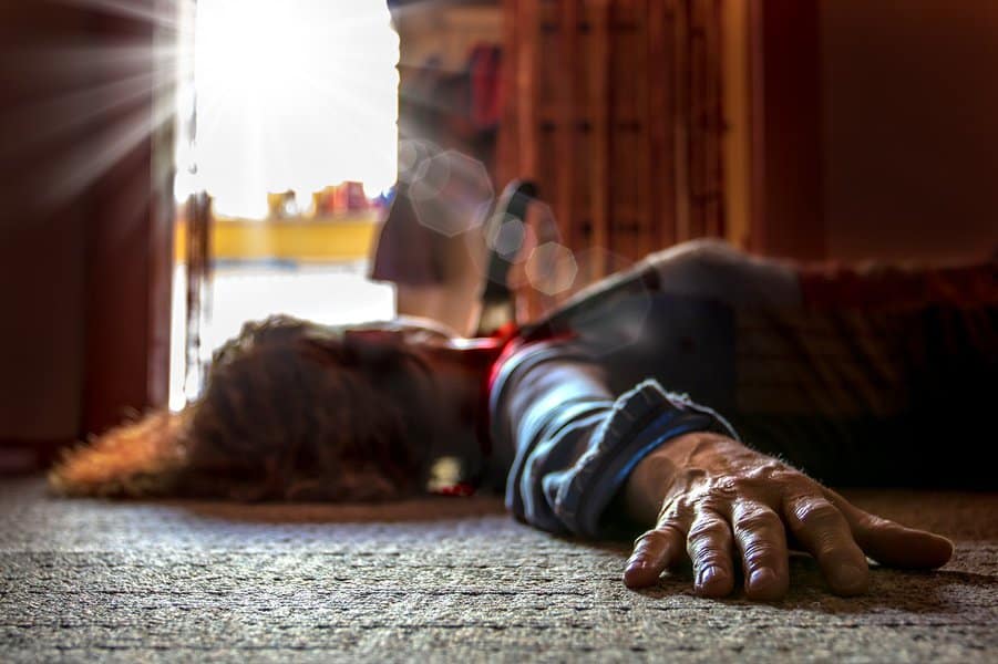 暴力犯罪的受害者躺在一间公寓里