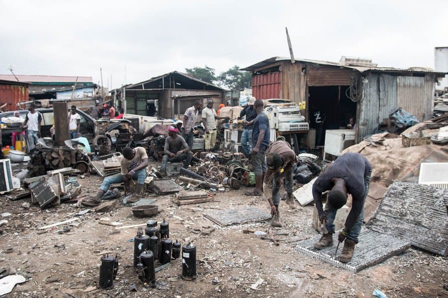 阿博布罗西垃圾场的工人